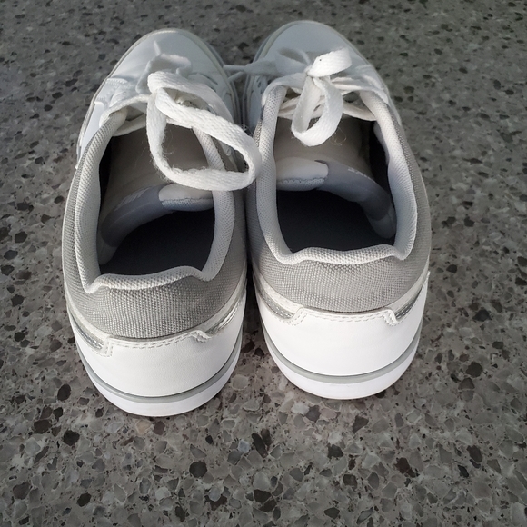 Women's shoe - Picture 2 of 3